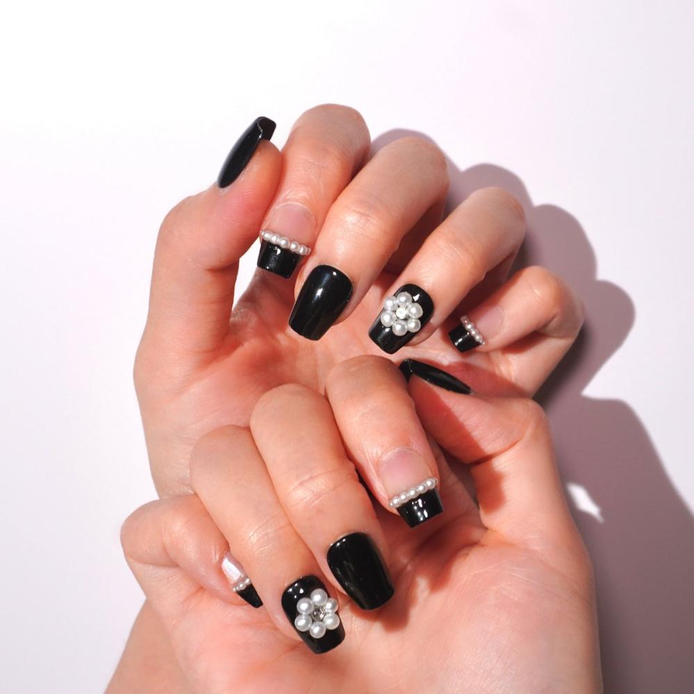 Chanel inspired short press on nails-sheheraura